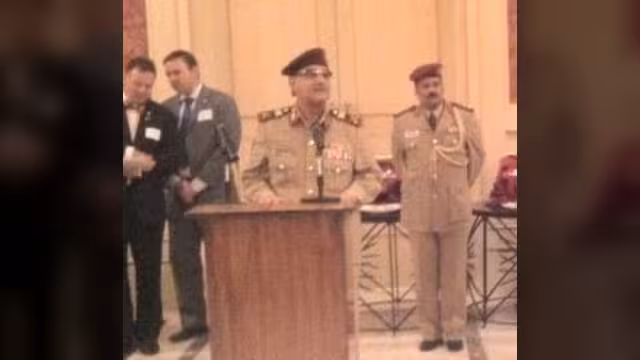 وزير الدفاع في أول ظهور بعد محاولة اغتياله: مستعدون لتقديم المزيد من التضحيات (صورة)