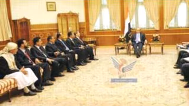 عدد من المسؤولين يؤدون اليمين الدستورية أمام الرئيس هادي