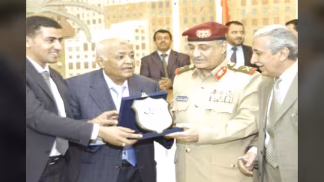 وزير الدفاع يتسلم درع منسقية الثورة ويؤكد: عجلة التغيير لن تعود إلى الوراء