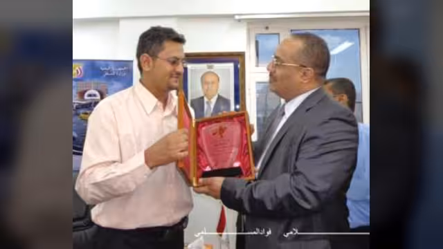 تكريم وزير النقل واعد باذيب ب«درع الثورة» لجهود بإلغاء اتفاقية ميناء عدن