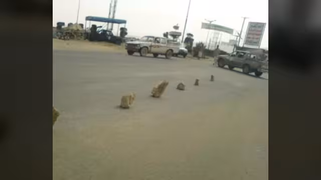 مسلحو الحوثي يحوّلون حياة المواطنين بصعدة إلى جحيم بإغلاق الطرقات
