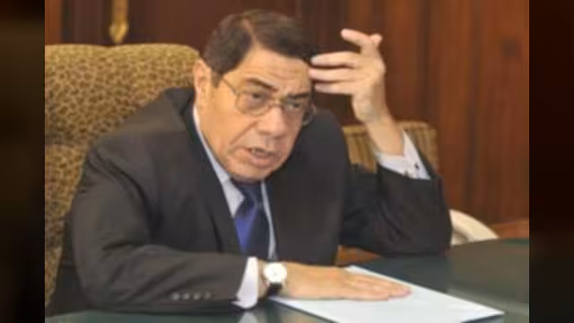 الرئيس المصري مرسى يقرر بقاء النائب العام عبد المجيد محمود في منصبه