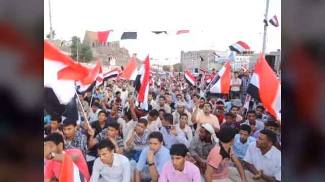 عدن:  مهرجان حاشد احتفاء بثورة 14 أكتوبر وتكريم لأوائل لشهداء والفنانين والمبدعين (موسع)