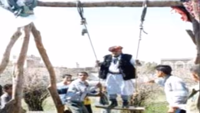 اليمنيون يستقبلون حجاجهم بطقوس غريبة ومظاهر فرح