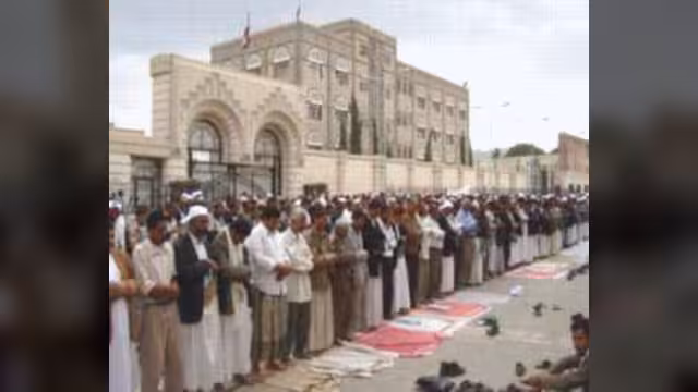 نقابتا المعلمين والتعليم الفني تدعوان لثورة لانتزاع الحقوق من الحكومة (بيان)