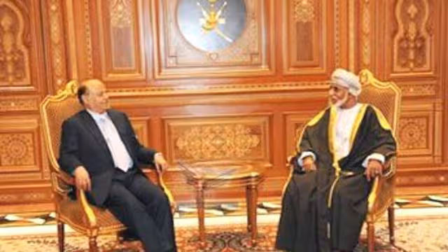الرئيس هادي يصل العاصمة العمانية مسقط ويعقد قمة مع قابوس