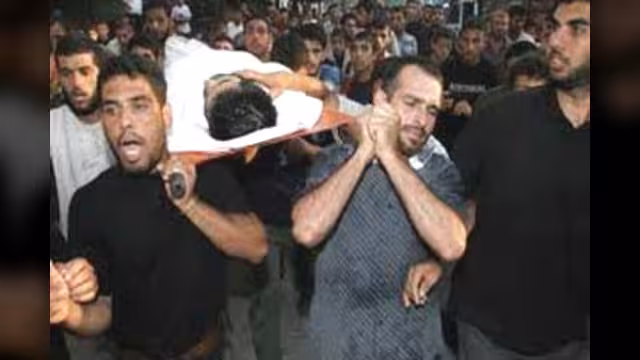 استشهاد 23 فلسطينيا بينهم 8 اطفال في غارات اسرائيلية على غزة