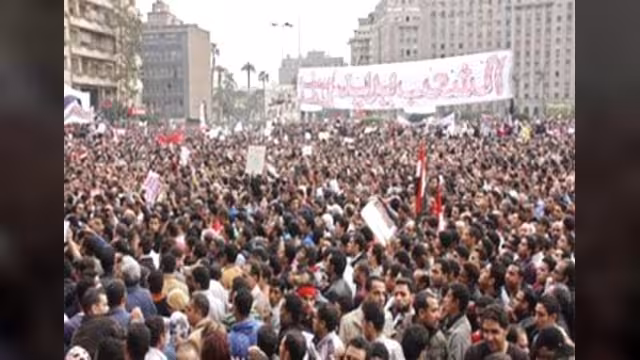مظاهرات وعنف في احتجاجات مستمرة ضد الإعلان الدستوري لمرسي