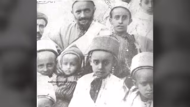 صورة نادرة للشهيد محمد محمود الزبيري ووالده عندما كان طفلاً