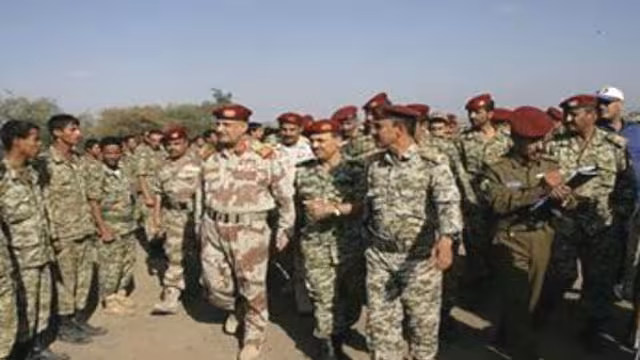 وزير الدفاع: اليمن انطلق بقوة وخطوات واثقة إلى الامام لتحقيق تطلعات ابنائه