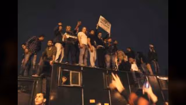 مصر: حظر التظاهر حول القصر الرئاسي ومطالبات بلجنة حكماء لحل الأزمة