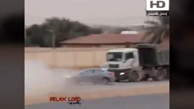 حادث «تفحيط» مروع ينهي حياة سعودي أمام شاحنة (فيديو)