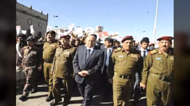 الرئيس هادي يتقدم مشيعيي شهداء الجيش الدين تعرضوا لكمين بمحافظة مأرب