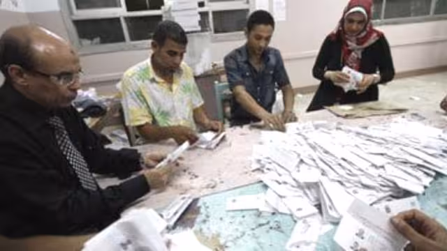 نتائج الاستفتاء على الدستور في مصر: نعم تتفوق على لا في أغلب المراكز (نتائج أولية)