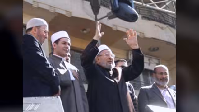 القرضاوي يهنأ بإقرار الدستور ويدعو المصريين للاصطفاف الوطني