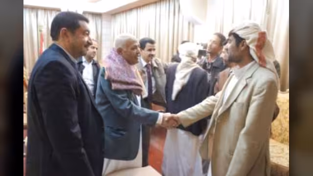 باسندوة يؤكد التزام الحكومة تجاه جرحى الثورة ويودع دفعة جديدة للعلاج بالقاهرة