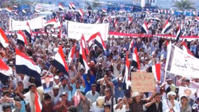 حشود كبيرة في ساحة العروض بعدن رغم التقطعات والإرهاب الإعلامي لحراك البيض