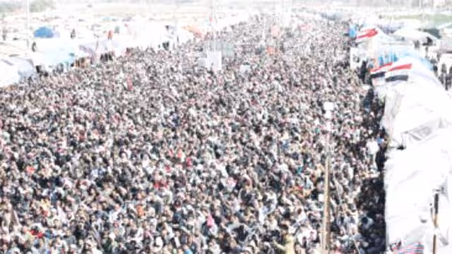 عشرات الالاف من العراقيين يحيون جمعة العراق أو المالكي