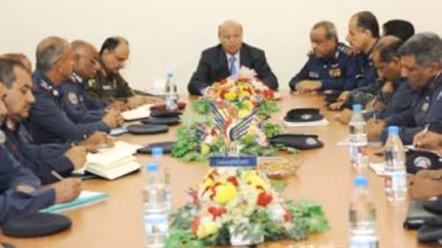 الرئيس هادي يتفقد القوات الجوية ويقول: وحدة التراب اليمني أساس مبدأي ولا شمال ولا جنوب