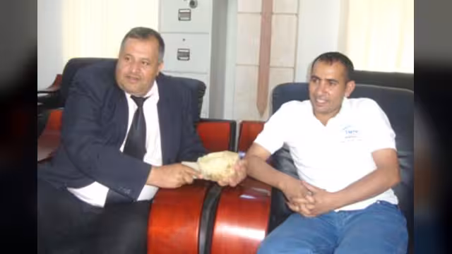 مركز نشوان الحميري للدراسات والإعلام يسلم قطعة أثرية ثمينة للهيئة العامة للآثار