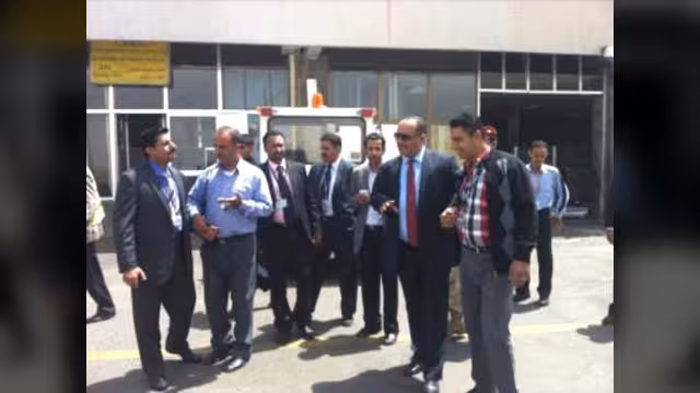 وزير النقل يتفقد سير العمل في مطار صنعاء الدولي