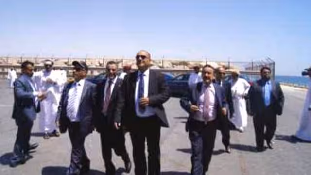 وزير النقل يطلع على مطار وميناء صلالة والمنطقة الصناعية بسلطنة عمان