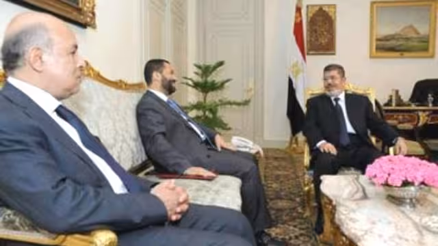 الرئيس المصري محمد مرسي يستقبل الشيخ حميد الأحمر رئيس مؤسسة القدس الدولية