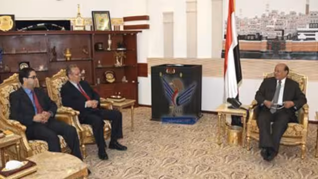 الرئيس هادي يستقبل مبعوث الأمين العام للأمم المتحدة  إلى اليمن جمال بن عمر