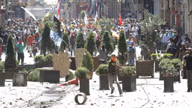 ميدان تقسيم.. اقتلاع شجرة واحتجاجات من جانب اليسار واليمين القومي التركي