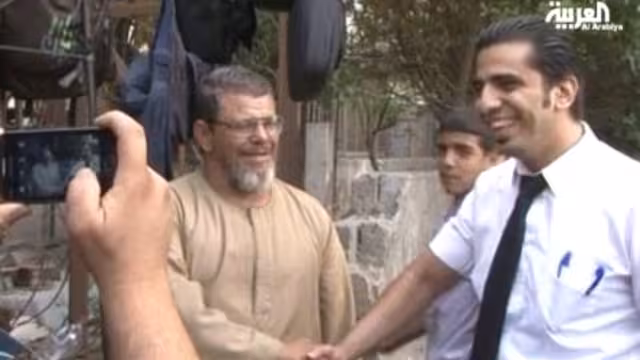 شبيه مرسي بائع أدوات كهربائية ويجذب المارة للتصوير معه