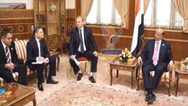 وفد اقتصادي روسي كبير يصل اليمن وهادي يؤكد أن السوق اليمنية مفتوحة