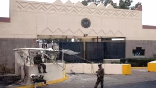 ناشطون يمنيون وأمريكيون ينظمون وقفة احتجاجية أمام سفارة واشنطن بصنعاء
