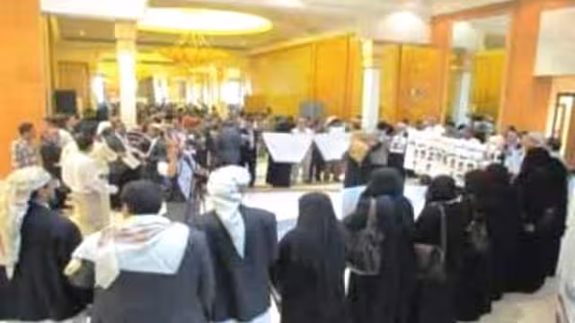 وقفة احتجاجية بمؤتمر الحوار تطالب بسيطرة الدولة على صعدة ووقف عنف الحوثيين