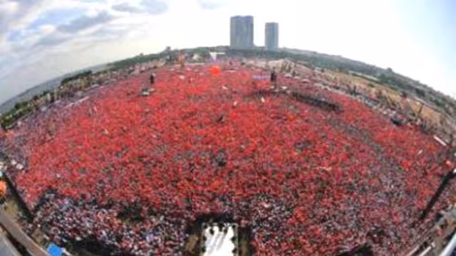 رئيس الوزراء التركي: أنا خادم للشعب التركي وموعدنا مع معارضينا الانتخابات