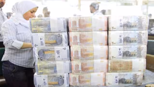 الليرة السورية تفقد 77% من قيمتها أمام الدولار
