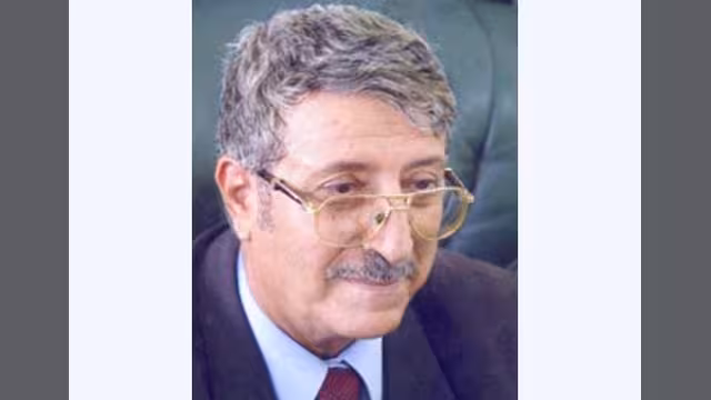 الدكتور المقالح ينفي صلته بقصيدة نسبتها له صحيفة الشارع مهداة للحمدي وتهاجم السعودية