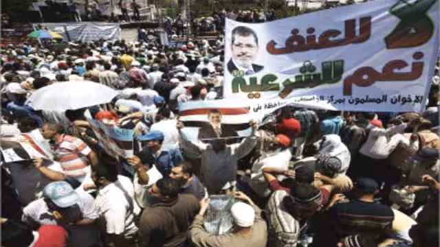 تحت شعار (لا للعنف).. مظاهرة حماية الثورة لمؤيدي الرئيس المصري محمد مرسي