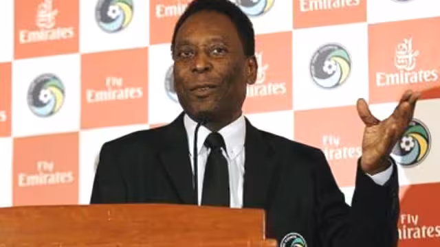 بيليه يوضح موقفه من التظاهرات ويطالب الجماهير بتشجيع منتخب البرازيل