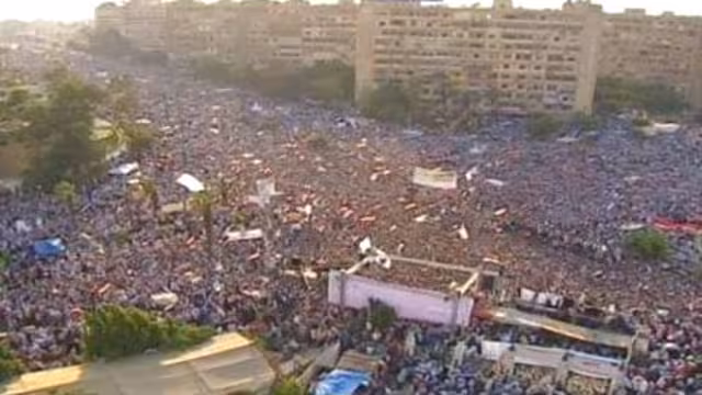 مرسي يطالب بسلمية التظاهر ويؤكد أن مليونية الأمس لا يمكن تجاهلها لنبذ العنف