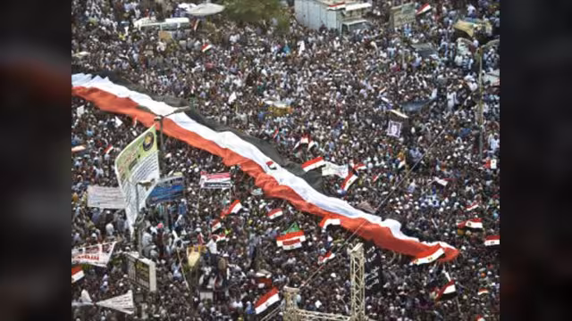 مصر: حشود مؤيدي ومعارضي مرسي في الميادين والرئاسة تدعو للحوار