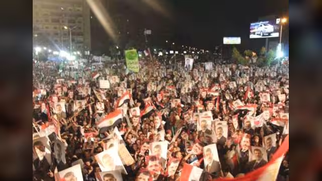 حشود مليونية تندفق في أنحاء مصر رفضاً للانقلاب وتأييداً لمرسي