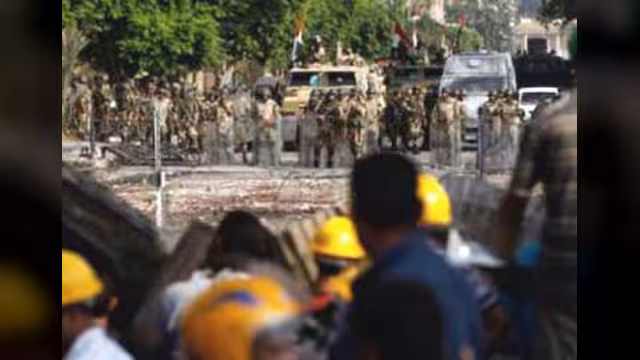 الانقسام السياسي في مصر يفرق بين المرء وأخيه
