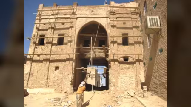 بدء العمل الفعلي في ترميم البوابة الغربية التاريخية لمدينة سيئون