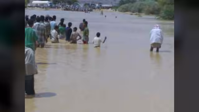 إب: السيول تجرف 8 كيلو متر من طريق مذيخرة -الحمادي - تعز