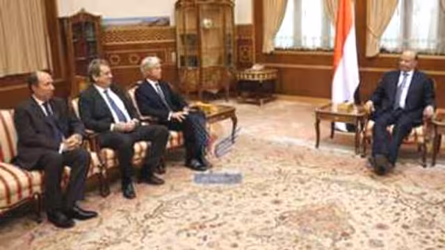 الرئيس هادي يلتقي وفدا من توتال بعد تعديل أسعار الغاز اليمني