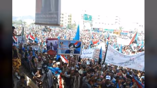 الحراك يحيي مهرجاناً حاشداً في عدن واشتباكات بالمنصة والبيض يقول إن الحوار يلفظ أنفاسه الأخيرة