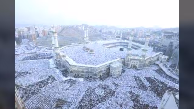 حجاج بيت الله الحرام يقفون على صعيد عرفة