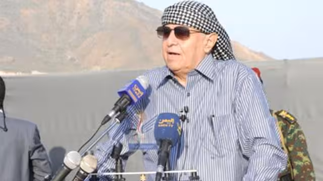 الرئيس  يؤدي صلاة عيد الأضحى في أرخبيل سقطرى ويعلنها محافظة