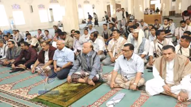 الرئيس هادي يؤدي صلاة الجمعة بجامع التوحيد في عدن