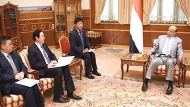 الرئيس هادي يستقبل السفير الصيني بصنعاء